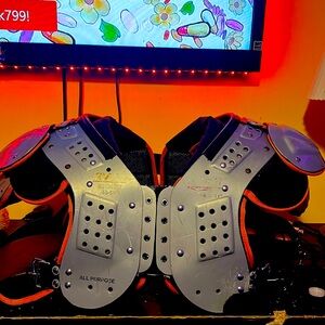 Schutt shoulder pads good condition Extra Large (XL)